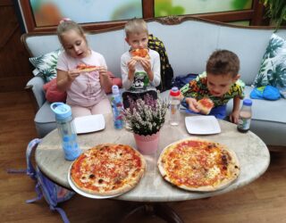 WYJŚCIE DO PIZZERNI DZIECI Z I GRUPY ŚWIETLICOWEJ
