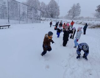 ZABAWY NA ŚNIEGU UCZNIÓW KLASY 1A