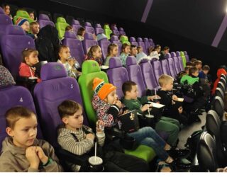 WYJŚCIE DO KINA DZIECI Z PIERWSZEJ, DRUGIEJ I TRZECIEJ GRUPY ŚWIETLICOWEJ